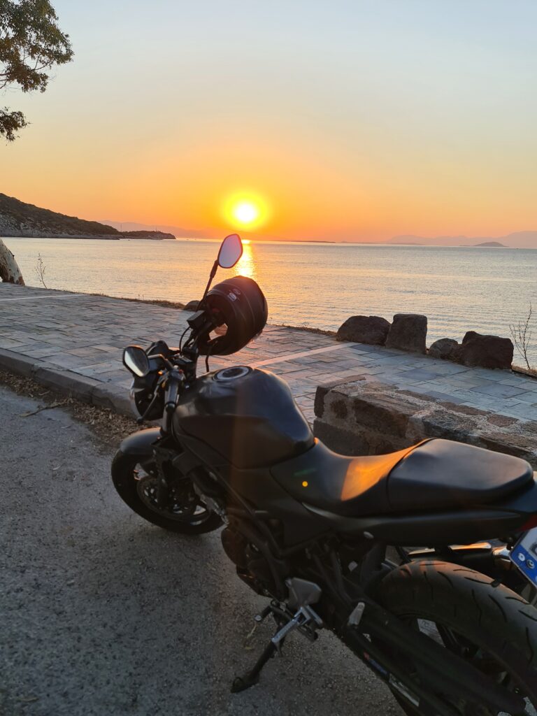 βόλτα με μηχανή στην Αίγινα