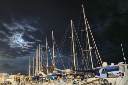 Νυχτερινή ζωή στην Αίγινα