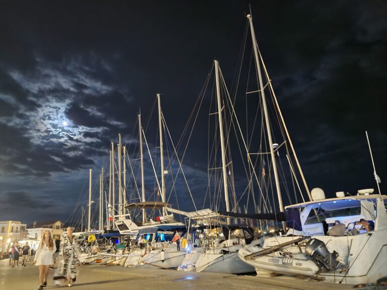 Νυχτερινή ζωή στην Αίγινα