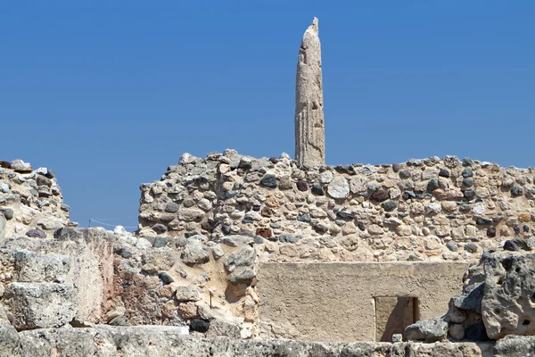 Αρχαιολογικός χώρος Κολώνας στην Αίγινα με την επιβλητική κολώνα του Ναού του Απόλλωνα.
