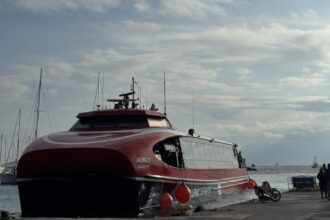 Πλοίο στο λιμάνι της Αίγινας