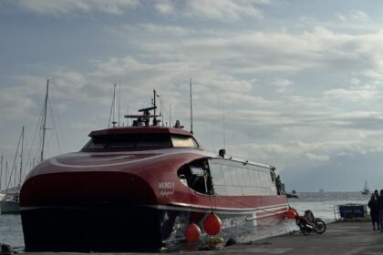 Πλοίο στο λιμάνι της Αίγινας