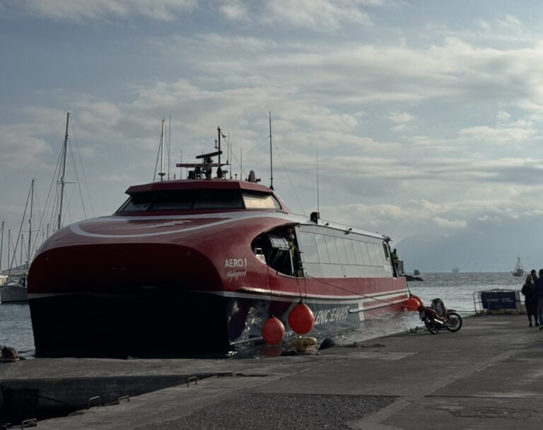 Πλοίο στο λιμάνι της Αίγινας